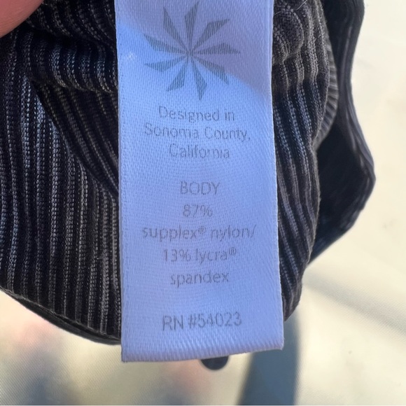 Athleta Womens Chaturanga Black Cropped Capri Leggings Size Small 722061-00 - Picture 6 of 7